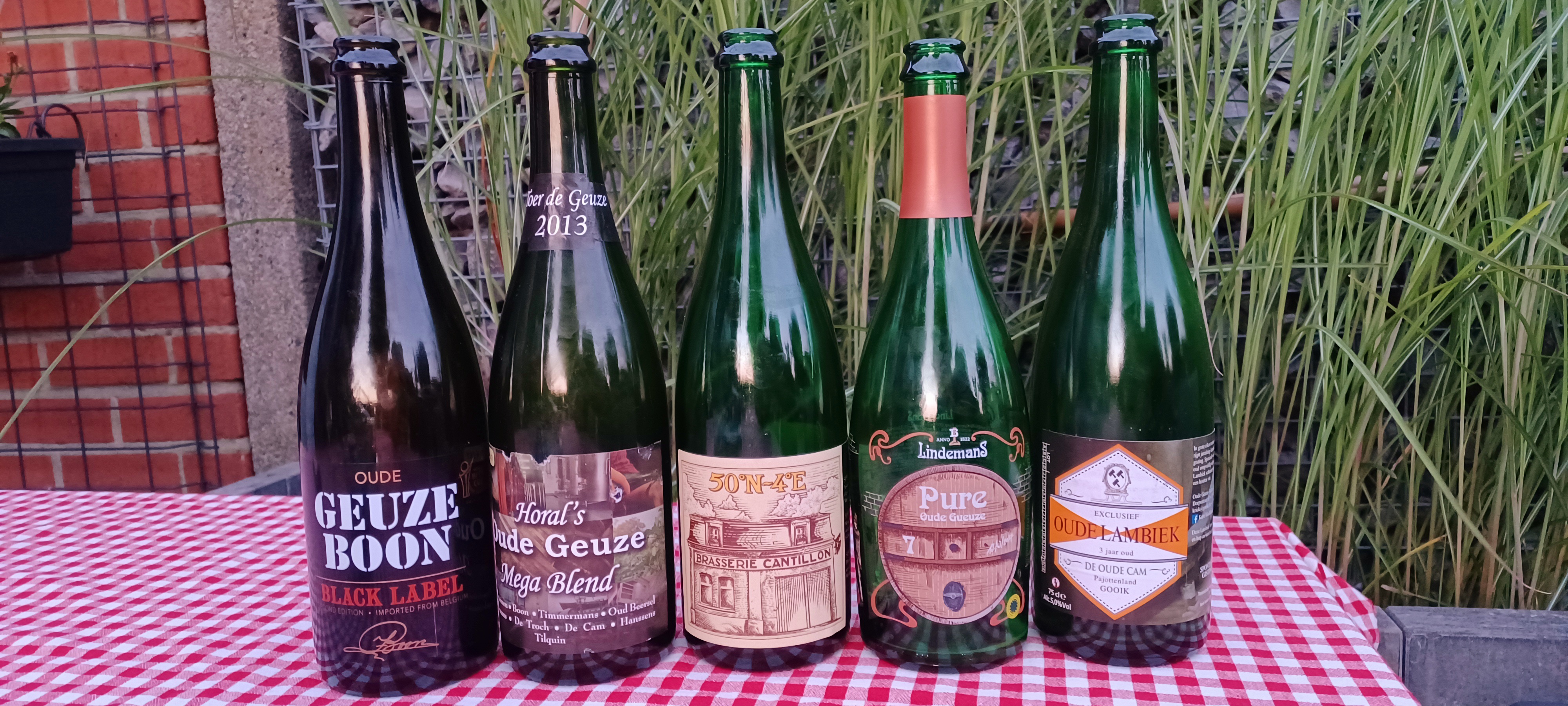 een aantal flessen op een rij